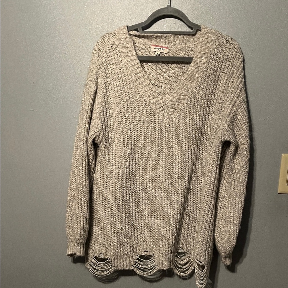ANDREE BY UNIT Distressed Knit V-Neck Sweater in Gray